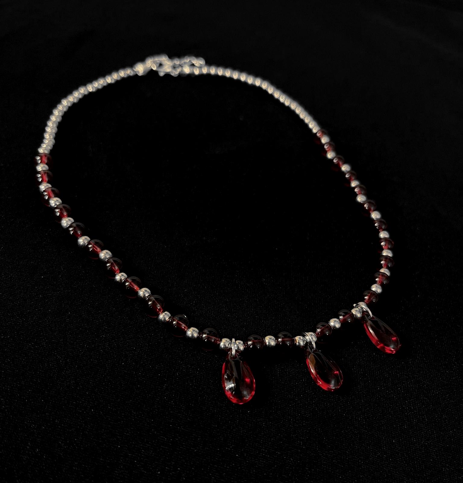Gargantilla – Esferas Plateadas y Cristal Rojo Intenso