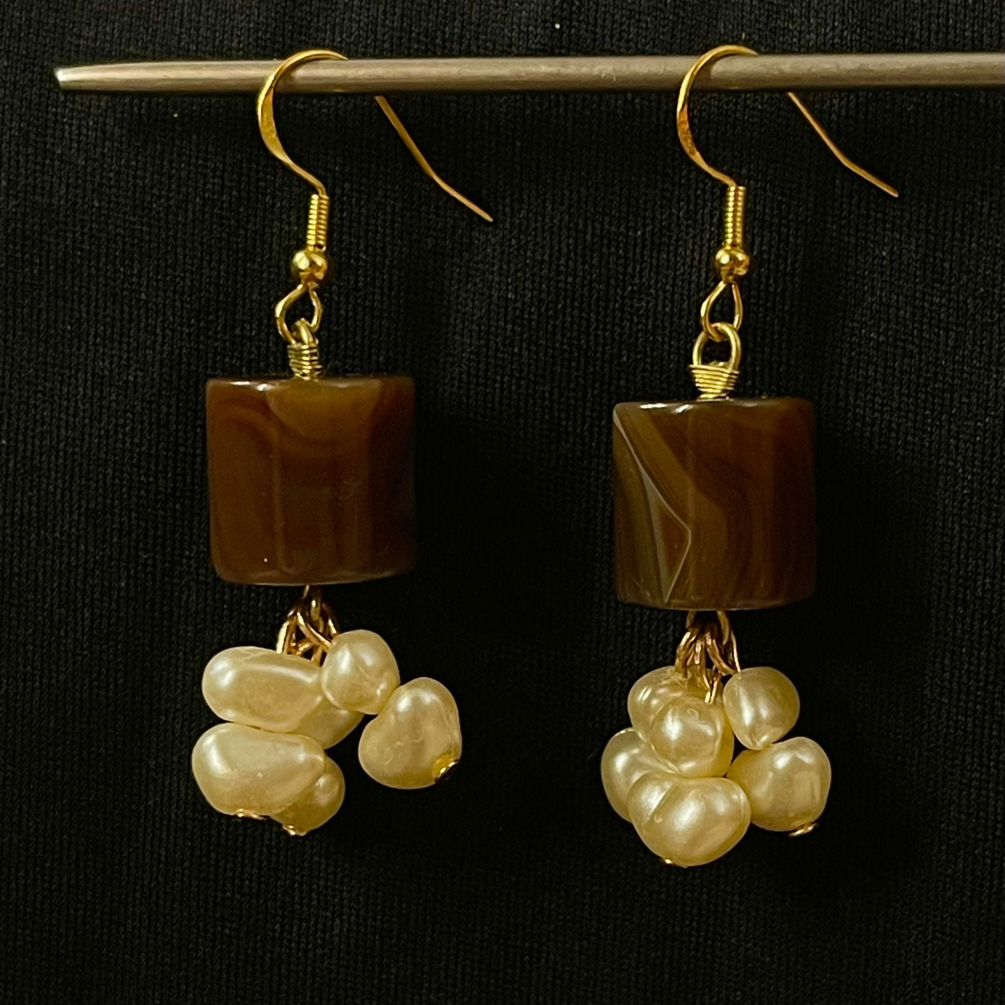 Pendientes "Moca y Nácar" – Piedra Marmolada y Racimo de Perlas