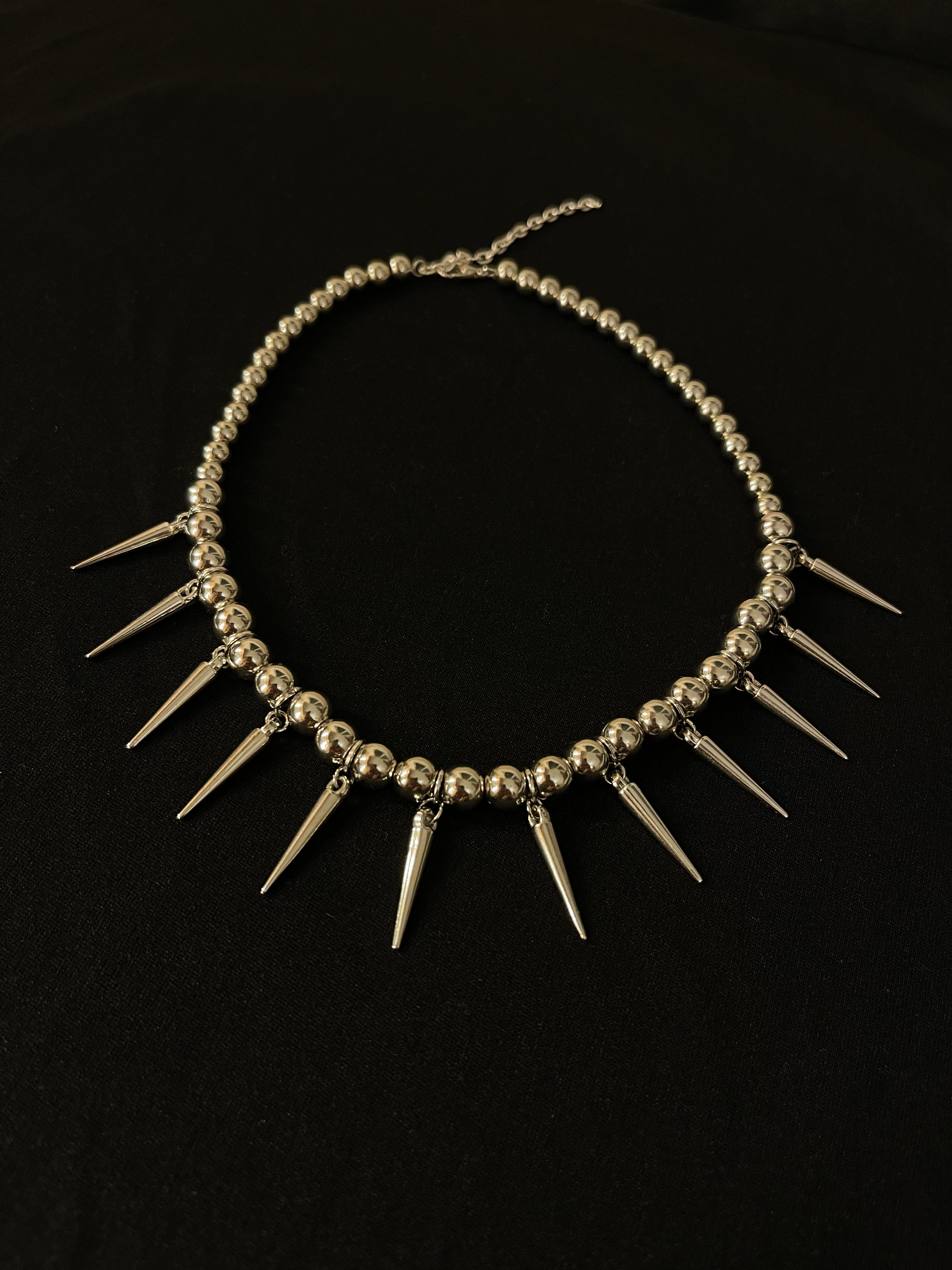 Collar plateado de pinchos