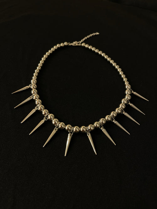 Collar plateado de pinchos
