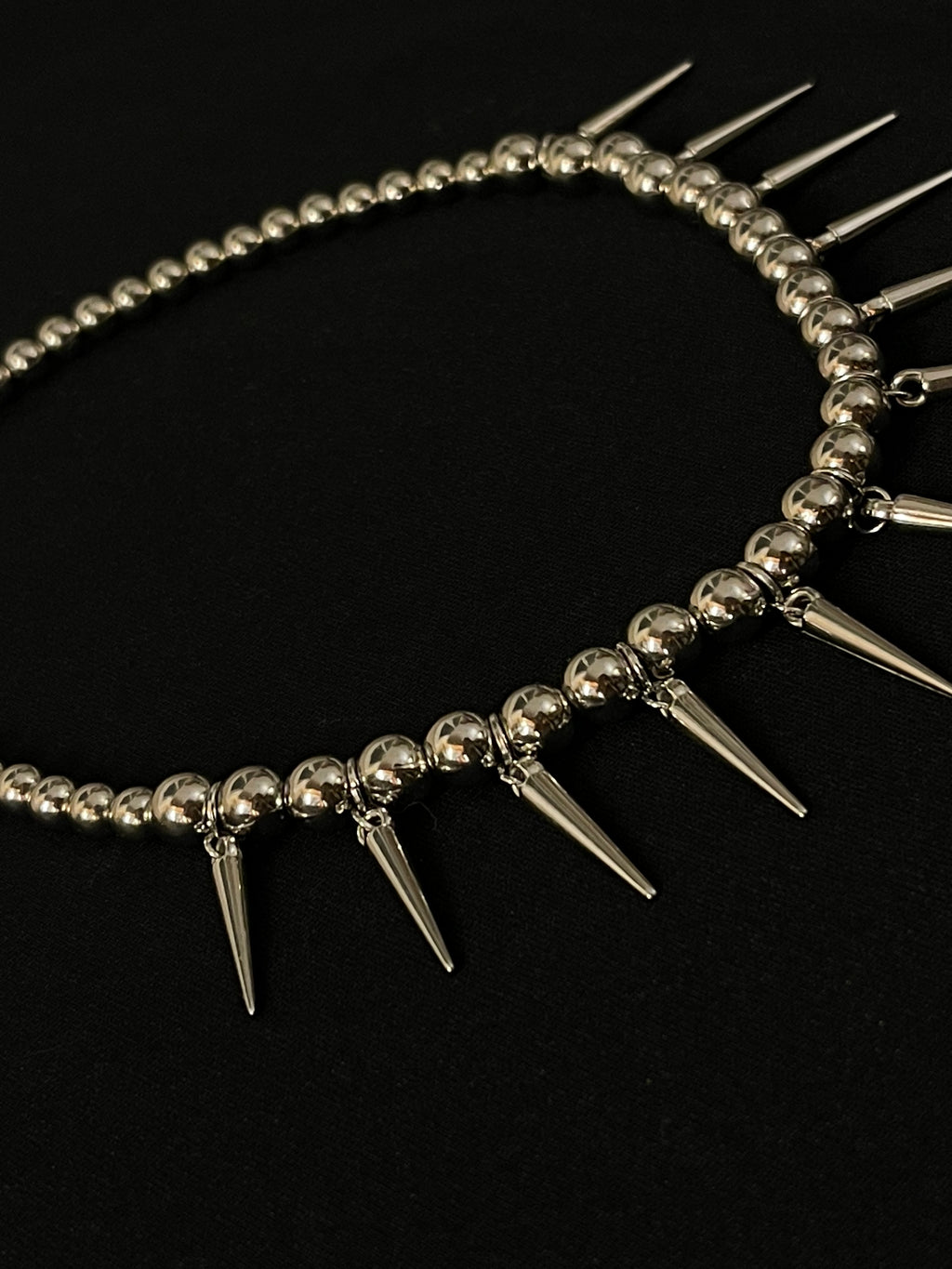 Collar plateado de pinchos