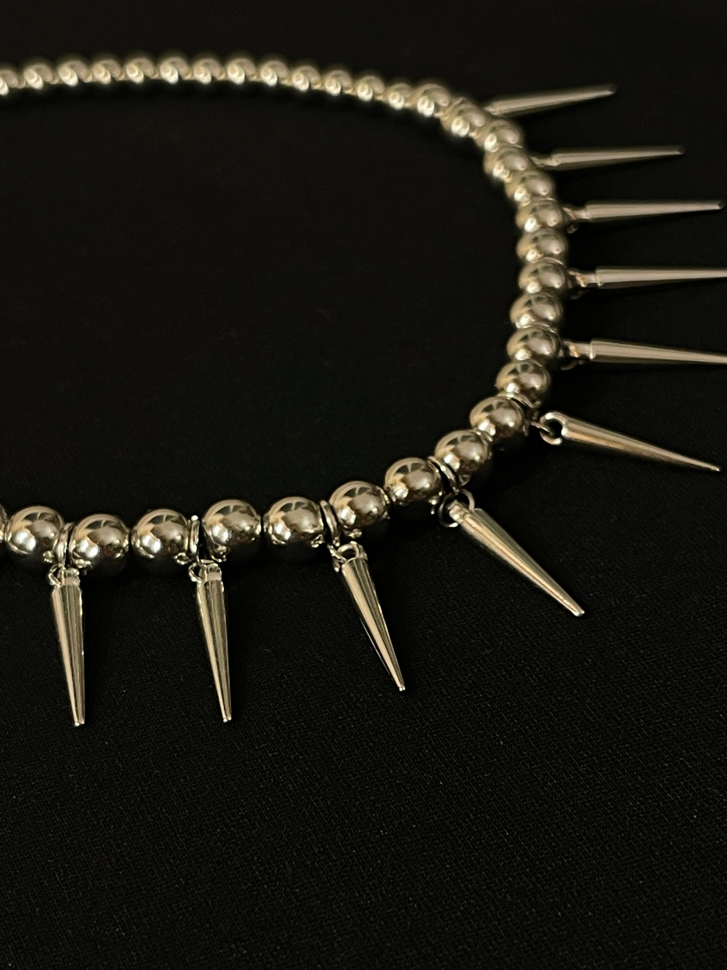 Collar plateado de pinchos