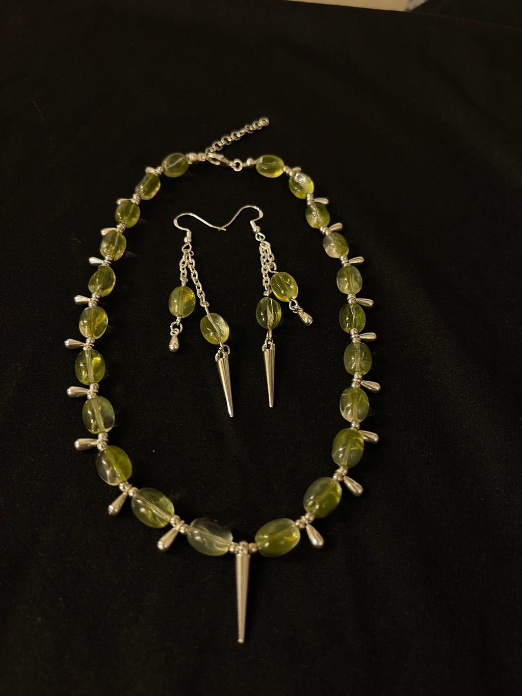 Gargantilla y Pendientes de Piedra Verde y Puntas de Plata