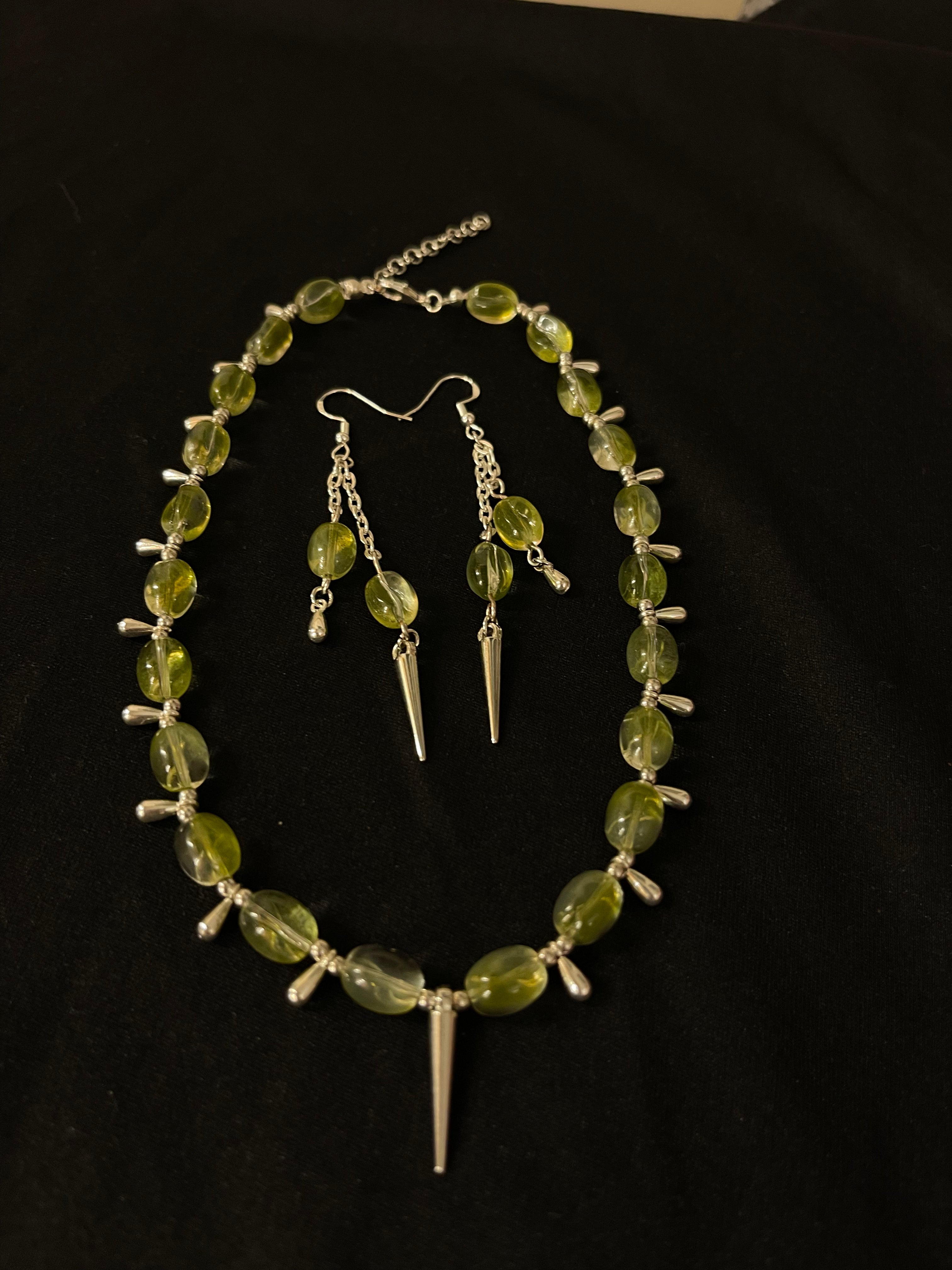 Gargantilla y Pendientes de Piedra Verde y Puntas de Plata