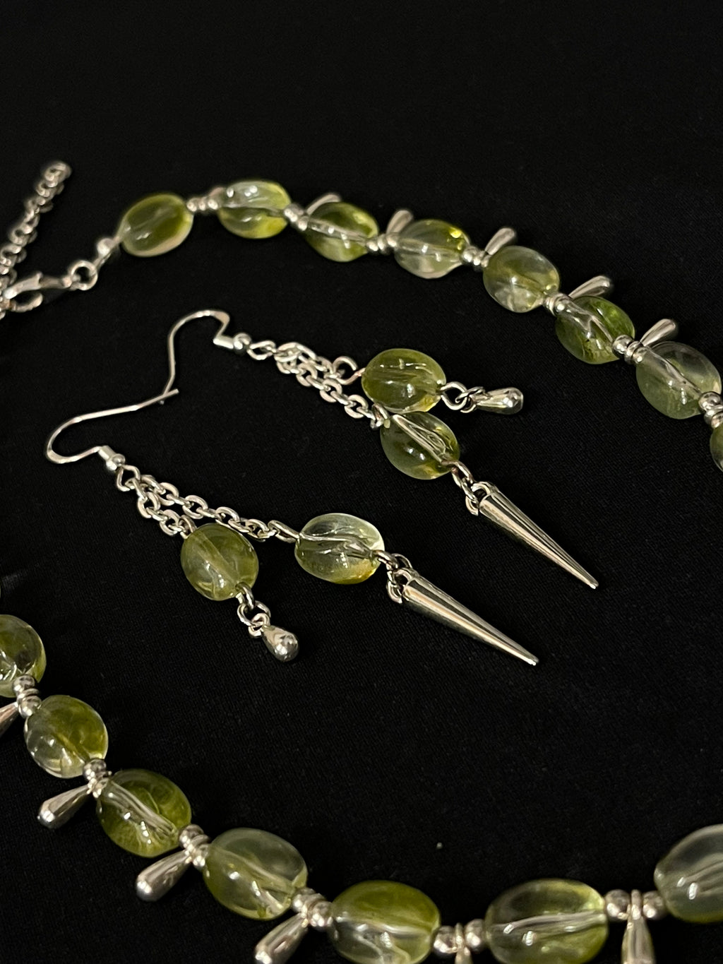 Gargantilla y Pendientes de Piedra Verde y Puntas de Plata