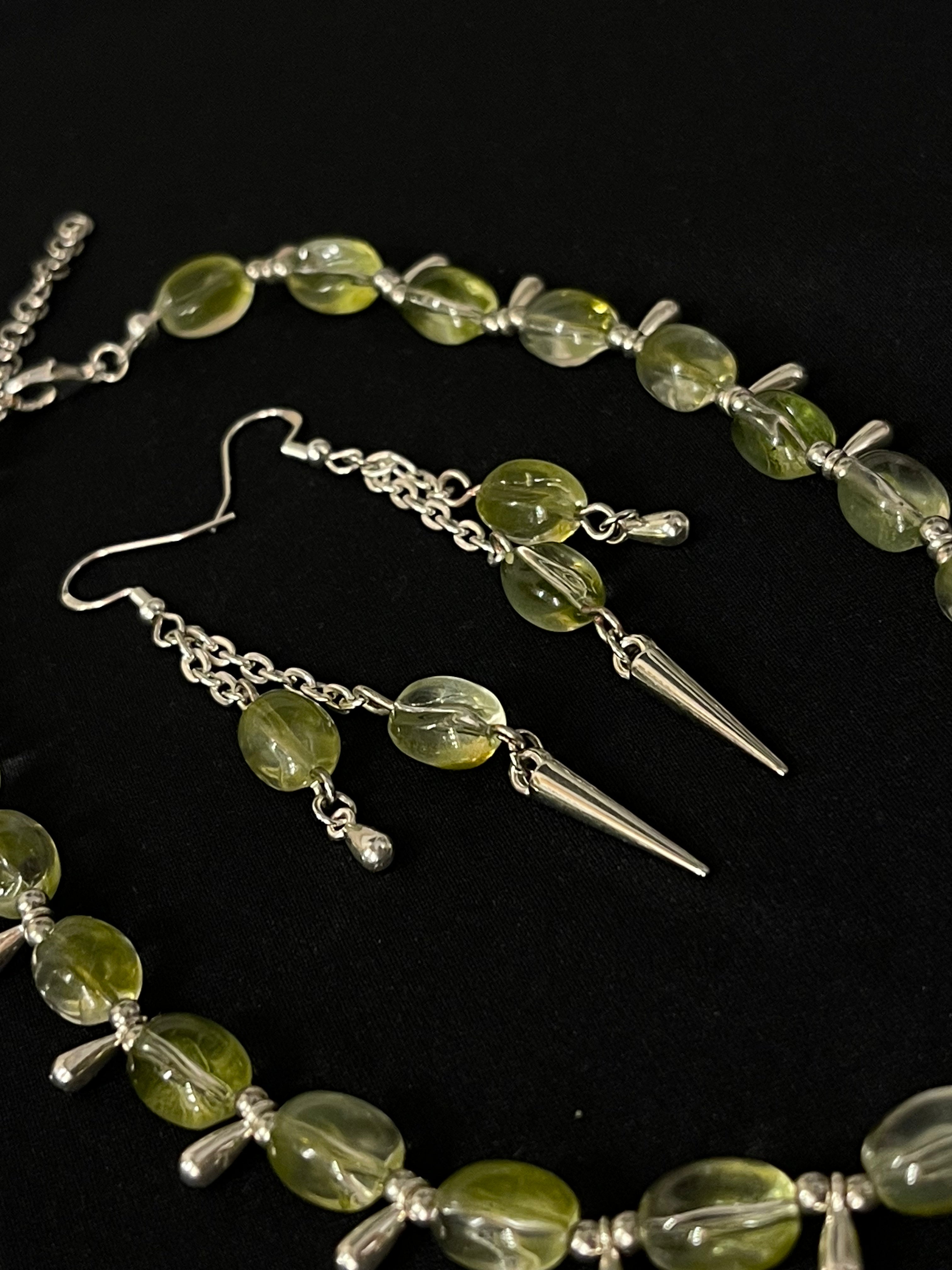 Gargantilla y Pendientes de Piedra Verde y Puntas de Plata