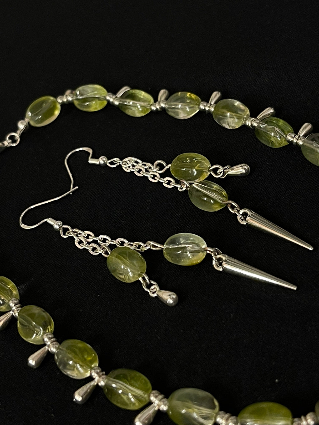 Gargantilla y Pendientes de Piedra Verde y Puntas de Plata