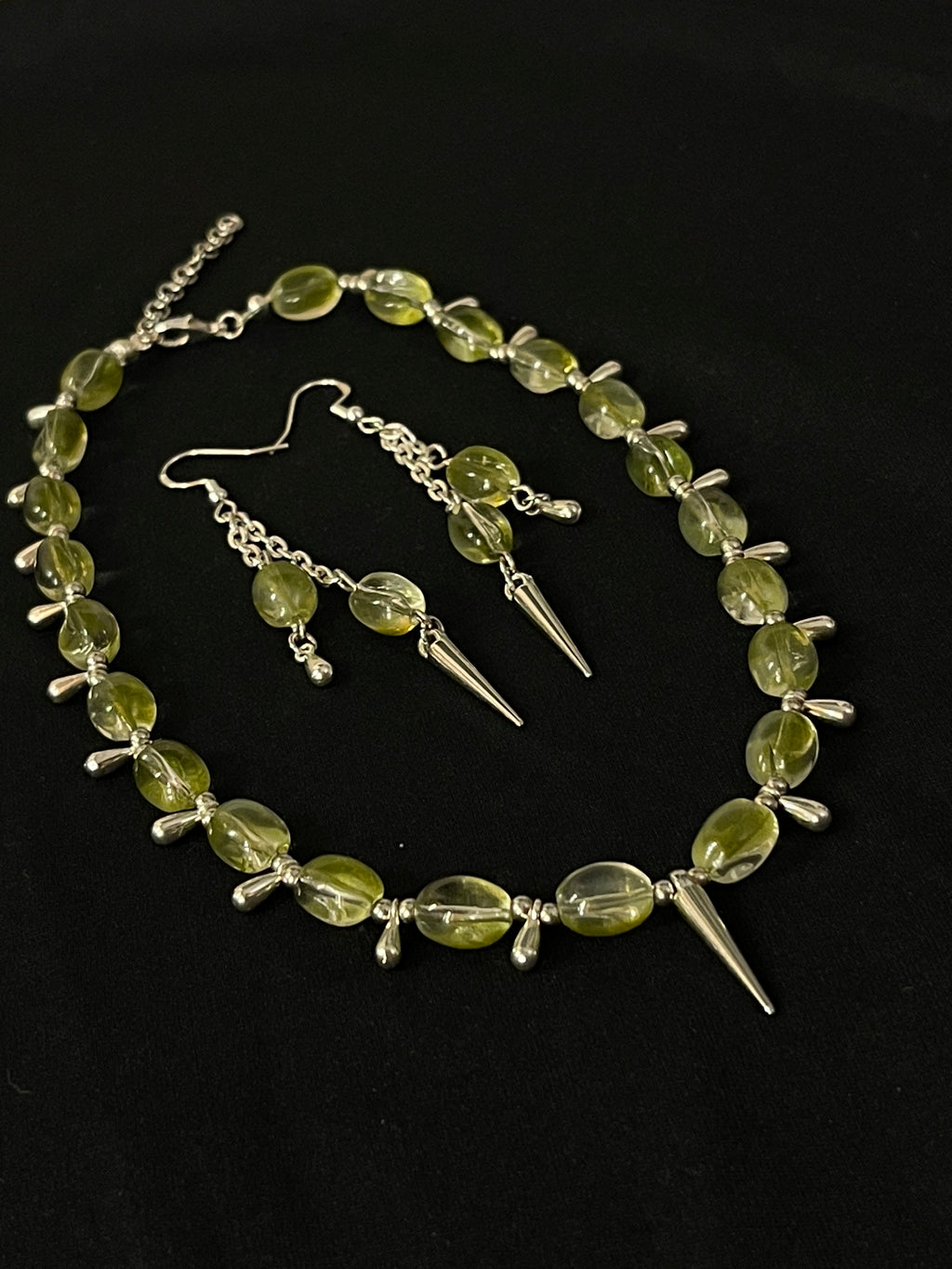 Gargantilla y Pendientes de Piedra Verde y Puntas de Plata