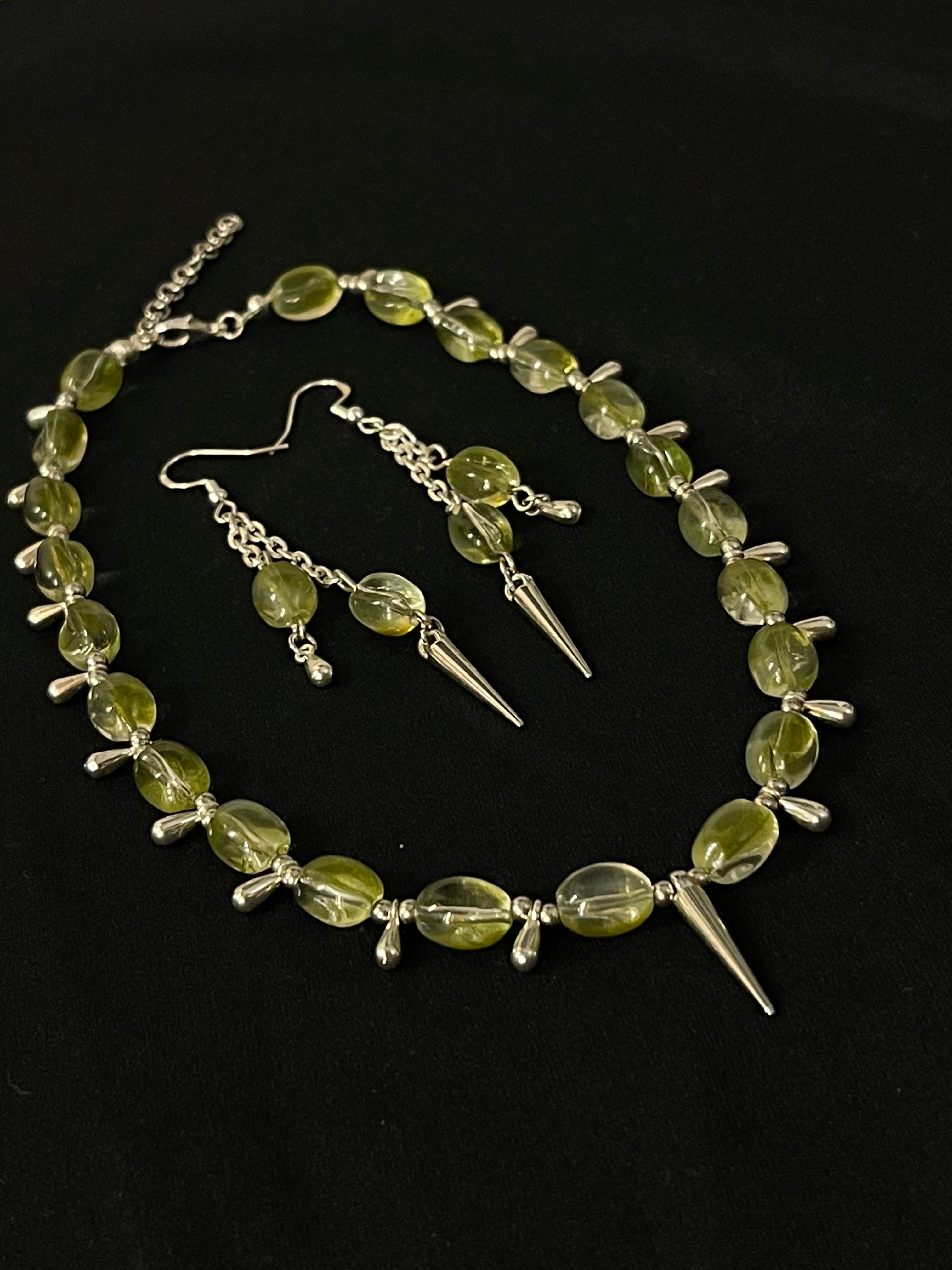 Gargantilla y Pendientes de Piedra Verde y Puntas de Plata